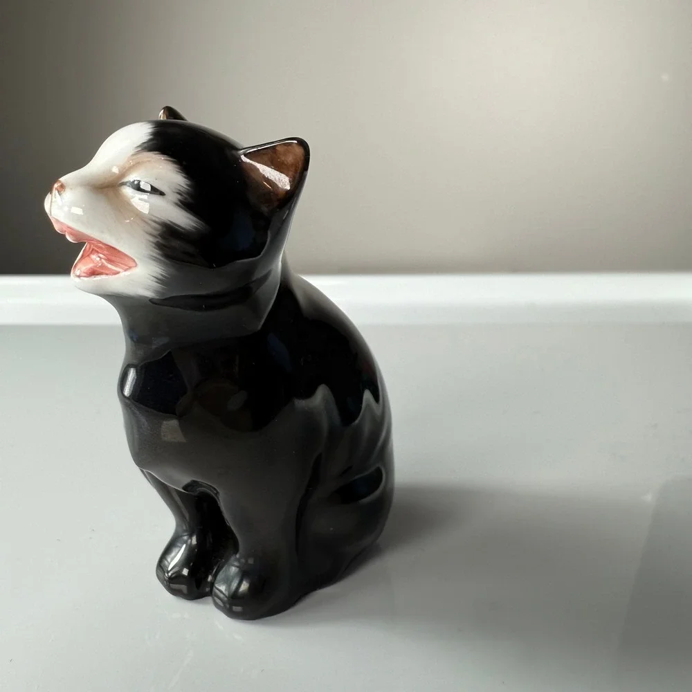Vintage Royal Doulton Lucky Cat Fine Bone‎ China Figurine